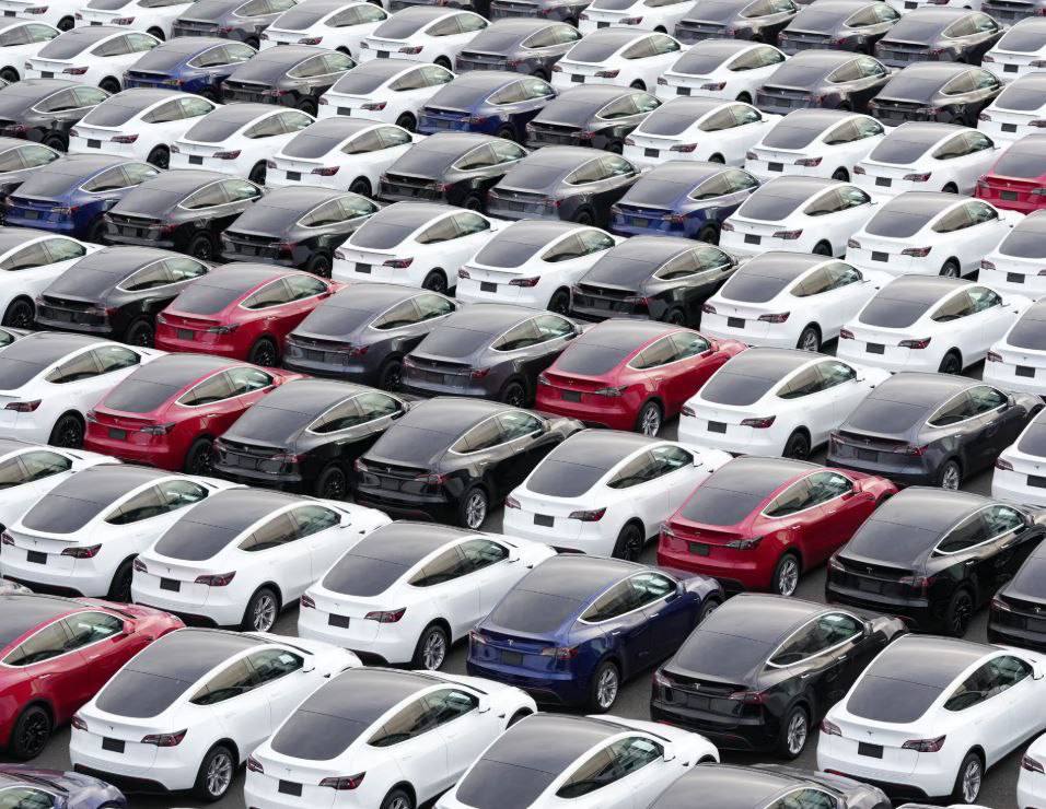فروش خودروهای تسلا در بریتانیا در بحبوحه واکنش‌ها به ماسک، بیش از یک سوم کاهش یافت