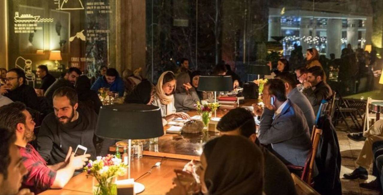 «رژ لب ایرانی»/ چرا در شرایط سخت اقتصادی، کافه و رستوران‌ها شلوغ شده‌اند؟