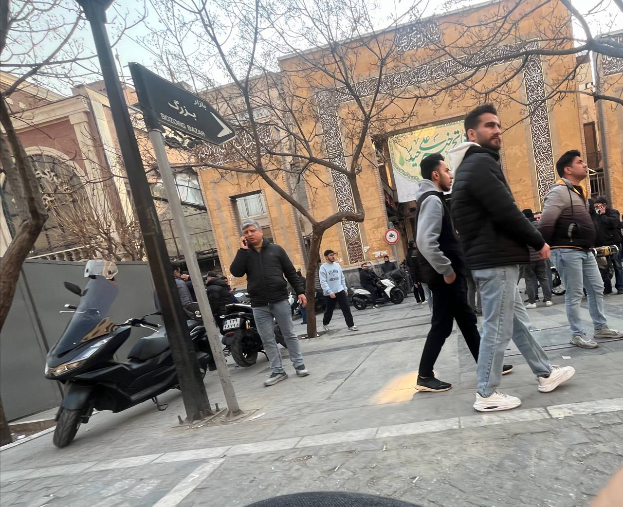 فارس: از ظهر امروز راسته‌های ۱۵ خرداد، بازار طلا و ناصرخسروی بازار بزرگ تهران در اعتراض به افزایش قیمت ارز و عدم ثبات قیمتی تعطیل شد