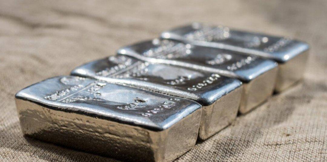 قیمت نقره در جلسه معاملاتی شب گذشته نیویورک و بامداد امروز در بازارهای آسیایی تا نزدیکی ۷۳ دلار در هر اونس افزایش یافت؛ سطحی که از نگاه بسیاری از تحلیلگران یک رکورد تاریخی محسوب می‌شود